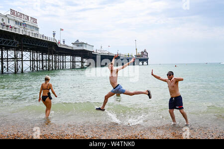 Brighton UK 25. Juli 2019 - Junge Männer genießen, sich am Strand von Brighton, die auf einem anderen heißen, sonnigen Tag in Großbritannien mit meteorologen Vorhersagen Rekordtemperaturen für Teile der Süd-ost verpackt ist. Foto: Simon Dack/Alamy leben Nachrichten Stockfoto