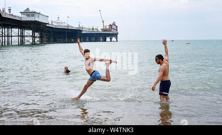 Brighton UK 25. Juli 2019 - Junge Männer genießen, sich am Strand von Brighton, die auf einem anderen heißen, sonnigen Tag in Großbritannien mit meteorologen Vorhersagen Rekordtemperaturen für Teile der Süd-ost verpackt ist. Foto: Simon Dack/Alamy leben Nachrichten Stockfoto