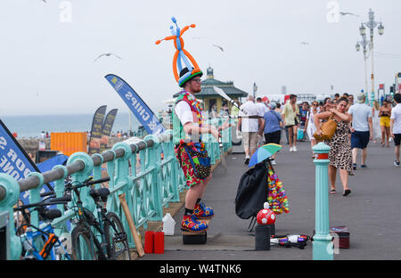Brighton UK 25. Juli 2019 - It's Hot arbeitet für Brighton Seafront Gaukler auf einem anderen heißen, sonnigen Tag in Großbritannien als Meteorologen prognostizieren Rekordtemperaturen für Teile des Südostens. Foto: Simon Dack/Alamy leben Nachrichten Stockfoto