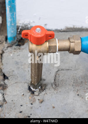 Detailansicht der Metall Ventil am Messingrohr der Wasseruhr, die sich vor dem städtischen Hauses. Stockfoto