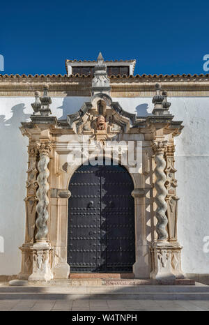 Salomonischen Säulen an barocke Portal an Iglesia de la Asunción, Himmelfahrt Kirche, im Cabra, Provinz Córdoba, Andalusien, Spanien Stockfoto