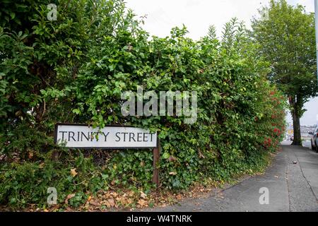 Das Schild für Trinity Street in Barry, wo BBC sitcom Gavin und Stacey gefilmt wird, Juli 2019. Stockfoto