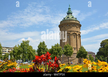 Wasser Tour namens "Wasserturm", Wahrzeichen der Stadt Mannheim in kleinen öffentlichen Park mit bunten Blumen im Sommer Tag Stockfoto