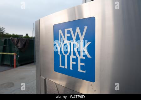 Close-up Logo für Insurance Company New York Leben in der Innenstadt von Los Angeles, Kalifornien, 24. Oktober 2018. () Stockfoto