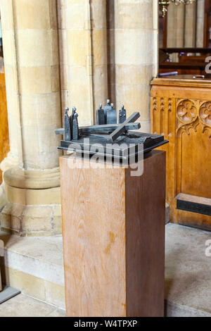 7 Jesus fällt das zweite Mal. Jonathan Clark's "Kreuzweg" in Southwell Minster, Southwell, Nottinghamshire, England, Großbritannien Stockfoto