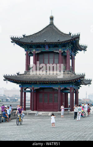 August 19, 2015. Xian, China. Chinesische Touristen um kuixing Tower auf der Xian Stadtmauer an einem bewölkten Tag in der Provinz Shaanxi in China. Stockfoto