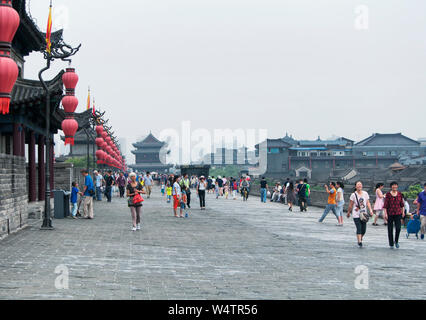 August 19, 2015. Xian, China. Chinesische Touristen Radfahren und Wandern auf der Stadtmauer an einem bewölkten Tag in Xian, China in der Provinz Shaanxi. Stockfoto