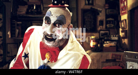 SID HAIG im HAUS DER 1000 Leichen (2003), von Rob Zombie geleitet. Copyright: Nur die redaktionelle Nutzung. Kein Merchandising oder Buch deckt. Dies ist eine öffentlich verteilten Handzettel. Zugriffsrechte nur, keine Lizenz des Urheberrechts zur Verfügung gestellt. Nur in Verbindung mit Werbung für diesen Film. Credit: GUTE RECHTE/PISTOLE FÜR MIETE/LIONS GATE FILMS/Album Stockfoto