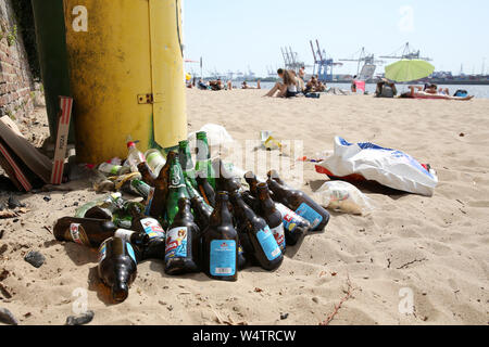 Hamburg, Deutschland. 25. Juli, 2019. Müll und leere Flaschen liegen am Strand von Övelgönne neben Mülltonnen bei hohen Temperaturen im Sommer. Eine neue Hitzewelle macht Deutschland Schweiß mit rekordverdächtigen Temperaturen. Credit: Bodo Marks/dpa/Alamy leben Nachrichten Stockfoto