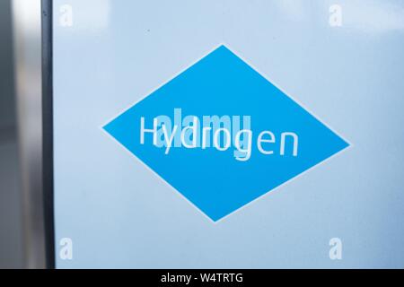 Nahaufnahme der rautenförmige Logo mit Text lesen Wasserstoff bei einer experimentellen Verbraucher Wasserstoff-tankstelle für Brennstoffzelle emissionsfreie Autos, in San Ramon, Kalifornien, November 4, 2018. () Stockfoto