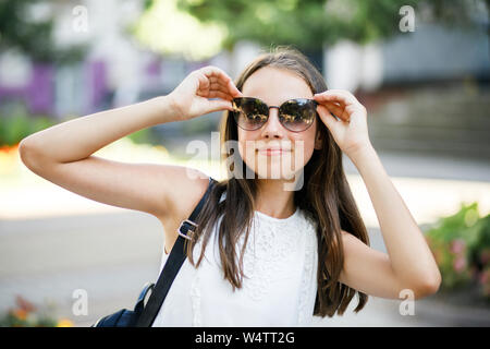 Mode Portrait Porträt lächelnde Mädchen in Sonnenbrille im Sommer im Freien genießen. Stockfoto