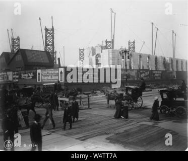 Menschen gehen vorbei ein im Bau befindliches Gebäude an der Ecke Fifth Avenue und 40 Second Street, New York City, New York, 1904. Von der New York Public Library. () Stockfoto