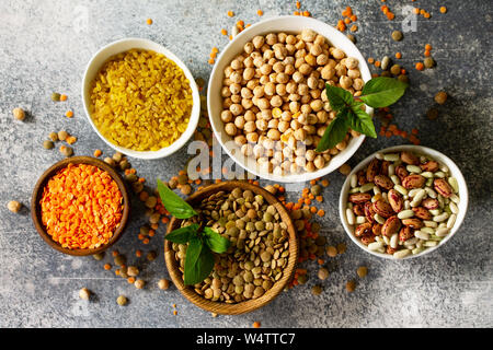 Gesunde Ernährung, Diäten, Ernährung, vegan Protein Quelle. Raw von Leguminosen (Kichererbsen, rote Linsen, kanadische Linsen, Bohnen, Bulgur, Kichererbsen). Zu Stockfoto