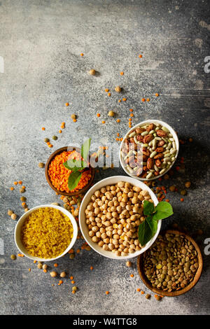 Gesunde Ernährung, Diäten, Ernährung, vegan Protein Quelle. Raw von Leguminosen (Kichererbsen, rote Linsen, kanadische Linsen, Bohnen, Bulgur, Kichererbsen). Zu Stockfoto