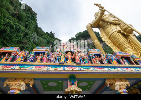 Blick auf den Eingang zum Batu Höhlen mit den weltweit höchsten Murugan Statue, wo ist ein Hügel aus Kalkstein, hat eine Reihe von Höhlen und Höhle, Tempel, in Sela Stockfoto