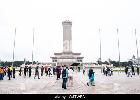 Peking, China - Mai 20, 2018: Blick von Menschen auf dem Platz des Himmlischen Friedens gehen die Proteste von 1989, in denen vor dem Denkmal für die Helden, Stockfoto