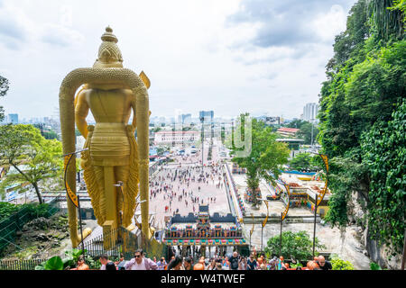 Selangor, Malaysia - 8. Dezember, 2018: Blick auf den Eingang zum Batu Höhlen mit den weltweit höchsten Murugan Statue, wo ist ein Hügel aus Kalkstein mit einer se Stockfoto