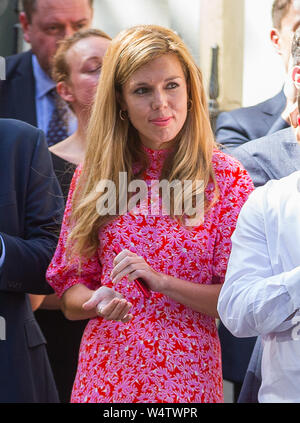 Carrie Symonds (aka Äpfel), Freundin des Ministerpräsidenten, blickt auf Und prost Ihr partner Boris Johnson MP auf Downing Street, wie er macht seine Tannen Stockfoto