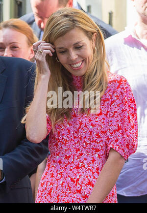 Carrie Symonds (aka Äpfel), Freundin des Ministerpräsidenten, blickt auf Und prost Ihr partner Boris Johnson MP auf Downing Street, wie er macht seine Tannen Stockfoto