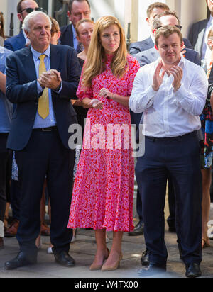 Carrie Symonds (aka Äpfel), Freundin des Ministerpräsidenten, blickt auf Und prost Ihr partner Boris Johnson MP neben Stabschef Eddie Lister Stockfoto