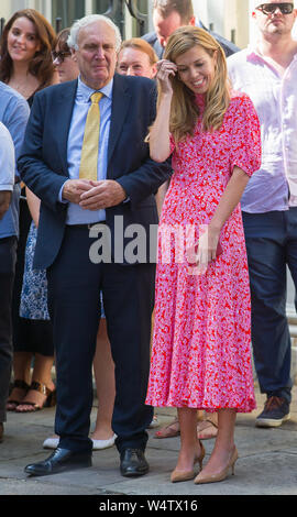 Carrie Symonds (aka Äpfel), Freundin des Ministerpräsidenten, blickt auf Und prost Ihr partner Boris Johnson MP neben Stabschef Eddie Lister Stockfoto