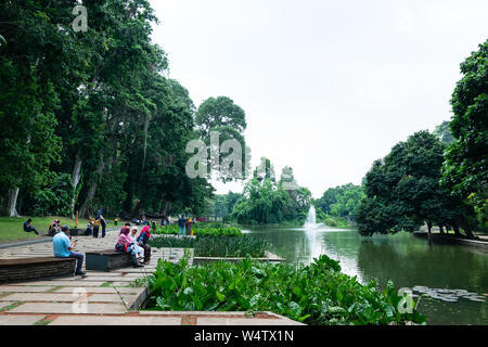 Bogor, Indonesien - September 6, 2018: Blick auf die Leute entspannen und in Bogor Botanical Gardens genießen, ein botanischer Garten in Bogor gelegen, Stockfoto