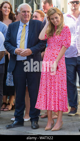 Carrie Symonds (aka Äpfel), Freundin des Ministerpräsidenten, blickt auf Und prost Ihr partner Boris Johnson MP neben Stabschef Eddie Lister Stockfoto