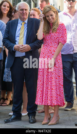 Carrie Symonds (aka Äpfel), Freundin des Ministerpräsidenten, blickt auf Und prost Ihr partner Boris Johnson MP neben Stabschef Eddie Lister Stockfoto