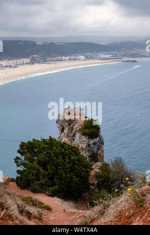 Nazare, Portugal - 19. Juli 2019: Die Bucht von Nazre im Nebel eingehüllt, wie vom Miradouro gesehen Stockfoto