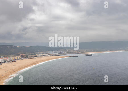 Nazare, Portugal - 19. Juli 2019 - Die Bucht von Nazare im Nebel eingehüllt, wie vom Miradouro gesehen Stockfoto