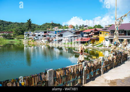 Kanchanaburi, Thailand - Dezember 13, 2017: Blick von der schönen E-Thong Dorf, Pilok, Thong Pha Phum Nationalpark, Provinz Kanchanaburi, Thailand Stockfoto