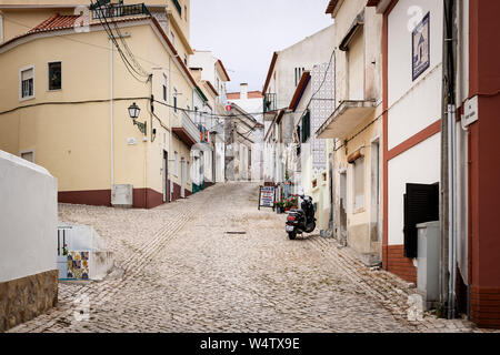 Nazare Sitio, Portugal - 19 Juli 2019: Rua Amadeu Gaudencio, einem typischen rustikalen portugiesischen Straße Stockfoto