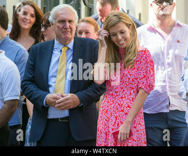 Carrie Symonds (aka Äpfel), Freundin des Ministerpräsidenten, blickt auf Und prost Ihr partner Boris Johnson MP neben Stabschef Eddie Lister Stockfoto