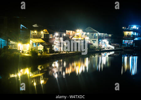 Kanchanaburi, Thailand - Dezember 13, 2017: Nacht Blick von der schönen E-Thong Dorf, Pilok, Thong Pha Phum Nationalpark, Provinz Kanchanaburi. Stockfoto