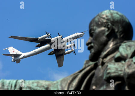 Sankt Petersburg, Russland. 25. Juli, 2019. Eine Tupolew Tu-142 Maritime Reconnaissance und Anti-U-Boot-Krieg Flugzeuge über ein Monument, das Fliegen während der Probe für die Marine Parade am Fluss Neva in St. Petersburg. Credit: SOPA Images Limited/Alamy leben Nachrichten Stockfoto