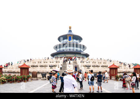 Peking, China - Mai 26, 2018: Blick auf die Menschen reisen in die "Halle des Gebetes für eine gute Ernte in der Mitte im Tempel des Himmels, Peking, China. T Stockfoto