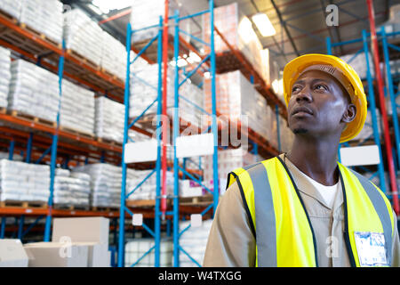 Nachdenklich männlichen Arbeitnehmers weg schauen im Lager Stockfoto
