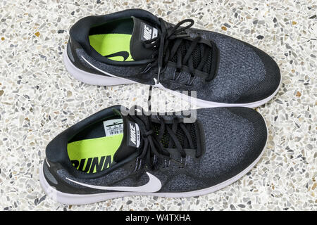 Bangkok, Thailand - Januar 16, 2018: Blick von Nike Schuhe für den Betrieb, die auf dem Betonboden. Das ist bereit scheinen zu Laufen oder Joggen außerhalb hom Stockfoto