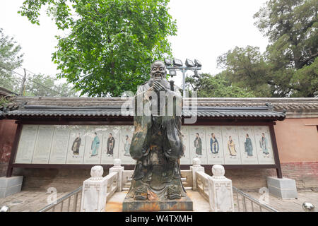 Peking, China - 26. Mai 2018: Blick auf die Skulptur des Konfuzius an Konfuzius Tempel und das Imperial College Museum in Peking, China. Stockfoto