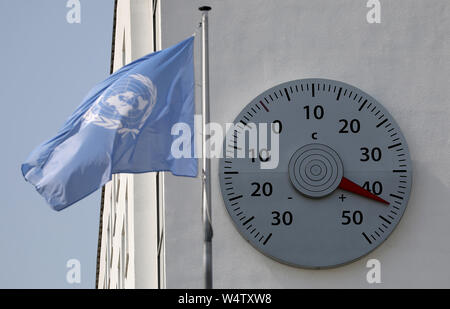 25 Juli 2019, Nordrhein-Westfalen, Bonn: Das Thermometer an der Mission der Vereinten Nationen in Bonn zeigt 42 Grad. Eine neue Hitzewelle macht Deutschland Schweiß mit rekordverdächtigen Temperaturen. Eine neue Hitzewelle macht Deutschland Schweiß mit rekordverdächtigen Temperaturen. Foto: Oliver Berg/dpa Stockfoto