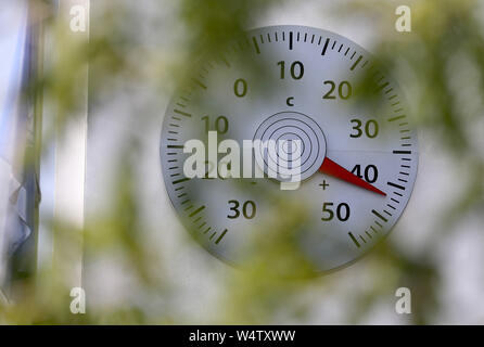 25 Juli 2019, Nordrhein-Westfalen, Bonn: Das Thermometer an der Mission der Vereinten Nationen in Bonn zeigt 42 Grad. Eine neue Hitzewelle macht Deutschland Schweiß mit rekordverdächtigen Temperaturen. Eine neue Hitzewelle macht Deutschland Schweiß mit rekordverdächtigen Temperaturen. Foto: Oliver Berg/dpa Stockfoto