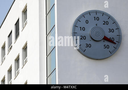 25 Juli 2019, Nordrhein-Westfalen, Bonn: Das Thermometer an der Mission der Vereinten Nationen in Bonn zeigt 42 Grad. Eine neue Hitzewelle macht Deutschland Schweiß mit rekordverdächtigen Temperaturen. Eine neue Hitzewelle macht Deutschland Schweiß mit rekordverdächtigen Temperaturen. Foto: Oliver Berg/dpa Stockfoto