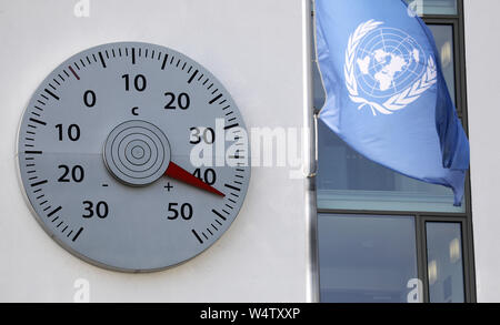 25 Juli 2019, Nordrhein-Westfalen, Bonn: Das Thermometer an der Mission der Vereinten Nationen in Bonn zeigt 42 Grad. Eine neue Hitzewelle macht Deutschland Schweiß mit rekordverdächtigen Temperaturen. Eine neue Hitzewelle macht Deutschland Schweiß mit rekordverdächtigen Temperaturen. Foto: Oliver Berg/dpa Stockfoto