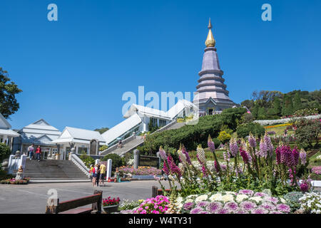 Chiang Mai, Thailand - Februar 22, 2019: Blick auf die Menschen reisen an der Phra Maha Dhatu Nabhapolbhumisiri oder die großen Heiligen Reliquien Pagode Nabhapolbhumisiri Stockfoto