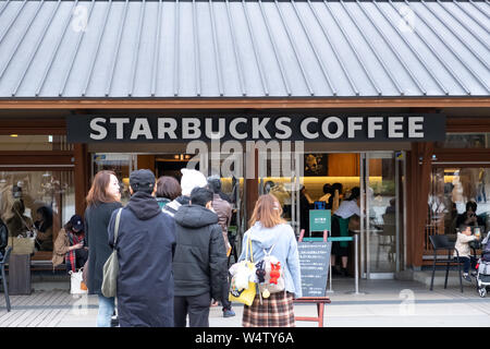 Tokyo, Japan - 17. März, 2019: Ansicht der Kunden in der Warteschlange bei Starbucks Kaffee Ueno Park Onshi gewartet, während Rosa Kirschblüte oder Sakura Frühling se Stockfoto