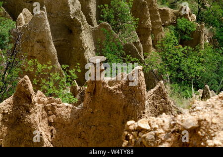 In der Nähe der berühmten Stob Pyramiden mit ungewöhnlichen Form gelbe und rote Felsformationen, grüne Büsche und Bäume um, West Anteil der Rila Gebirge Stockfoto