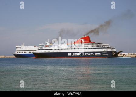 Hellenic Seaways Fähre Nissos Chios fährt Akandia Hafen in Rhodos Stadt auf der griechischen Insel Rhodos am 10. Juni 2019. Stockfoto