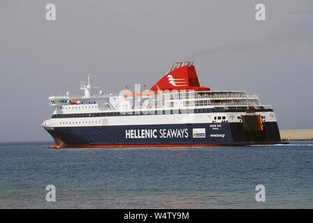 Hellenic Seaways Fähre Nissos Chios fährt Akandia Hafen in Rhodos Stadt auf der griechischen Insel Rhodos am 10. Juni 2019. Stockfoto