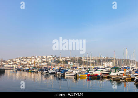 Boote auf einem ruhigen sonnigen Morgen im kleinen Fischerdorf Brixham, Devon, Großbritannien Stockfoto