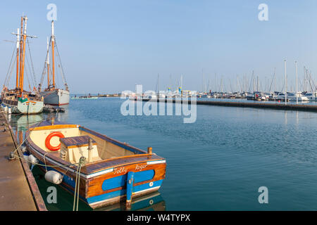 Boote auf einem ruhigen sonnigen Morgen im kleinen Fischerdorf Brixham, Devon, Großbritannien Stockfoto